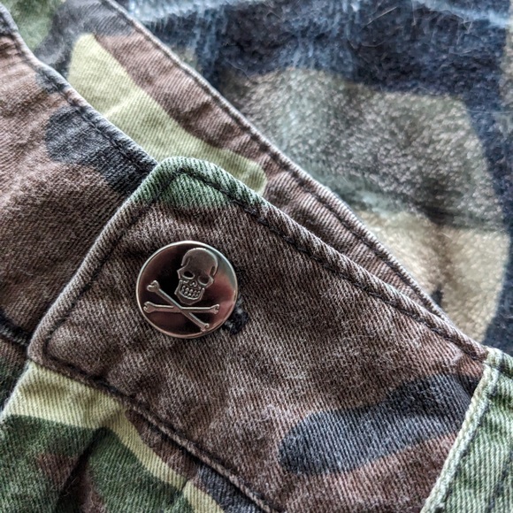 Army camouflage Bermudas shorts, embroidered skulls and skull on the button - Picture 3 of 4